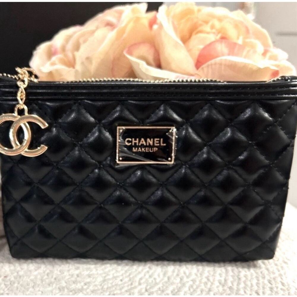 Chanel Makeup Black quilted cosmetic pouch - Picture 2 of 9
